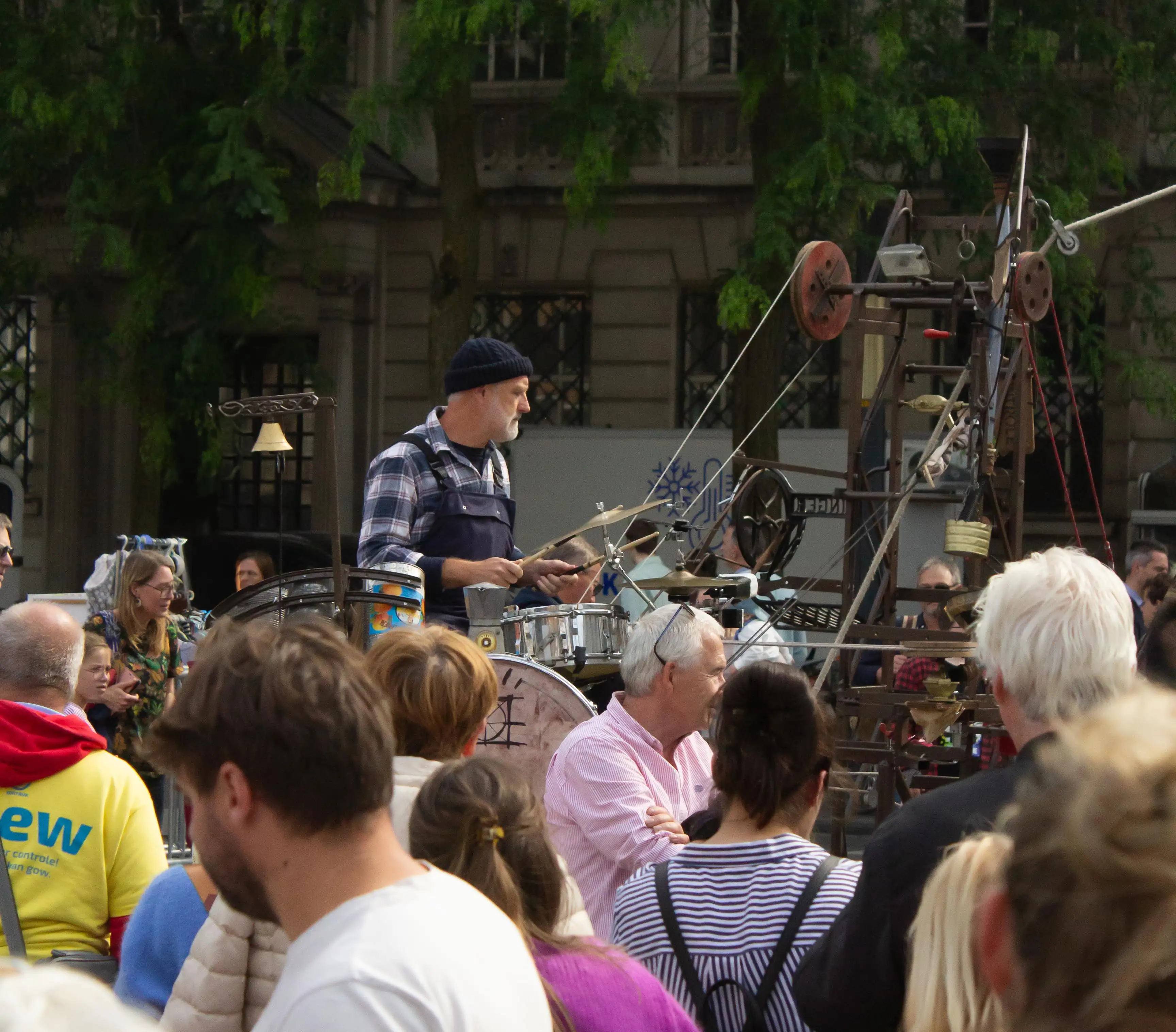 Foto van een drummer tijdens een optreden