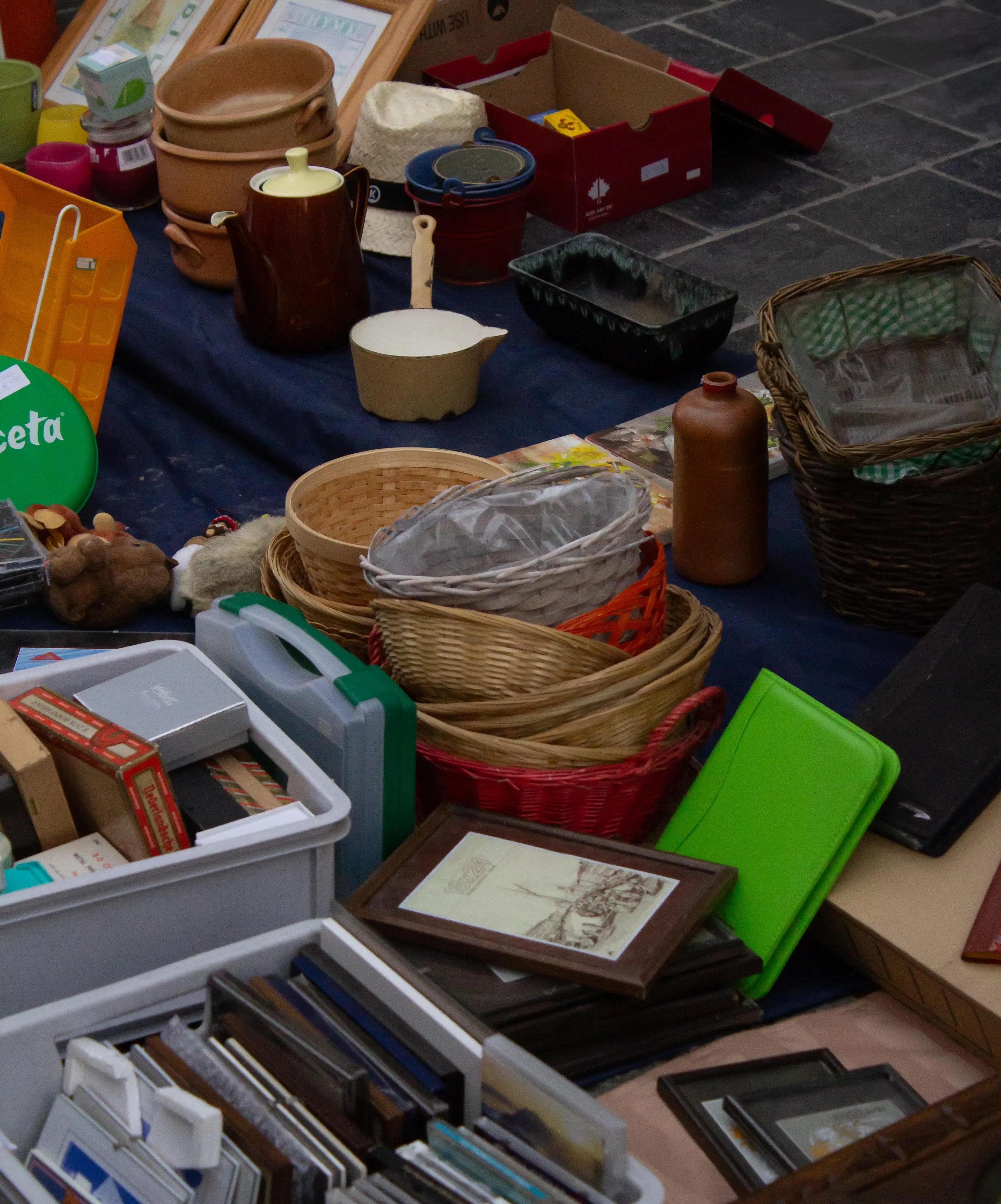 Foto van een rommelmarkt met kleurrijke kraampjes