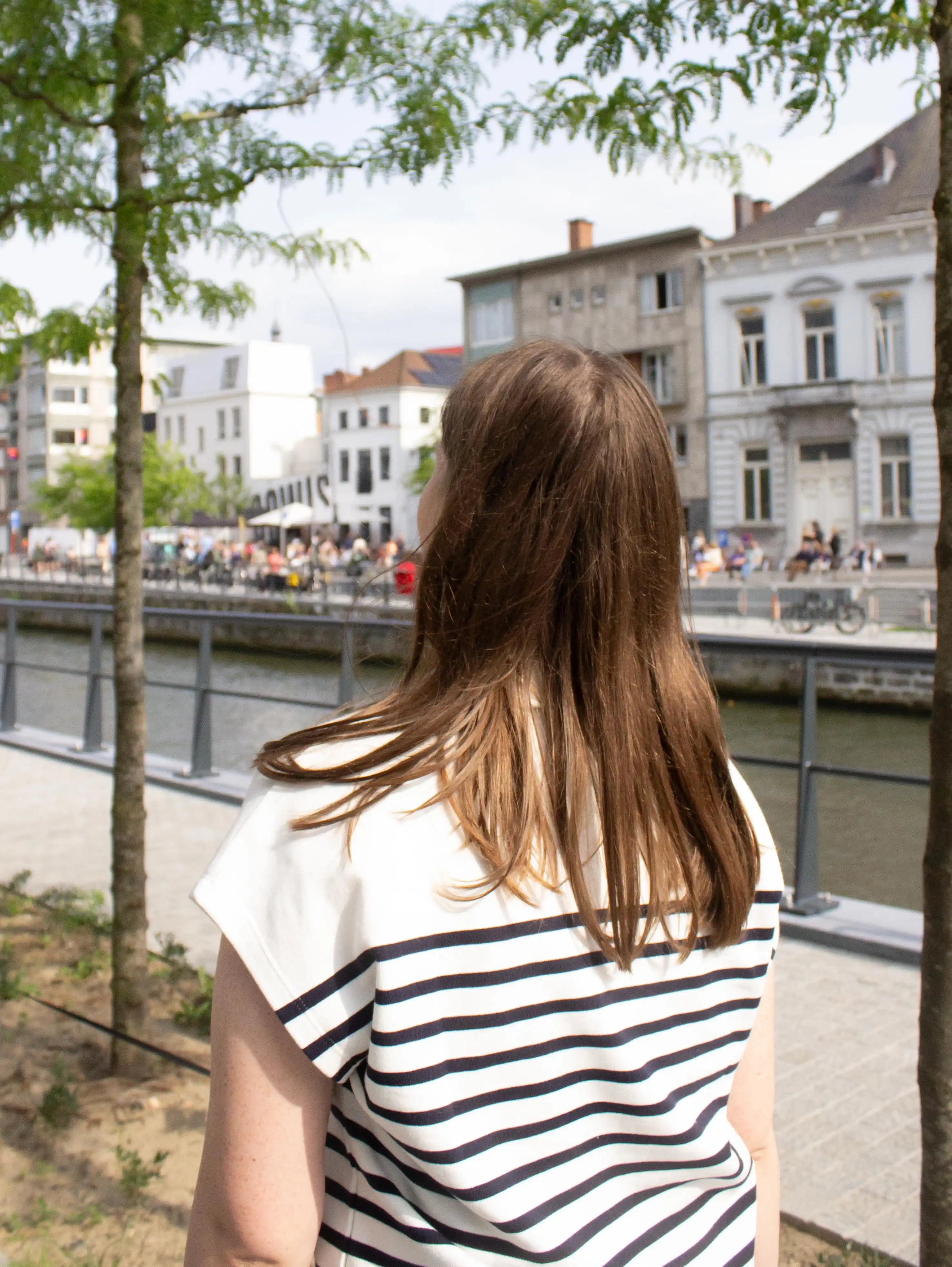 Foto van mensen die wandelen tijdens een evenement